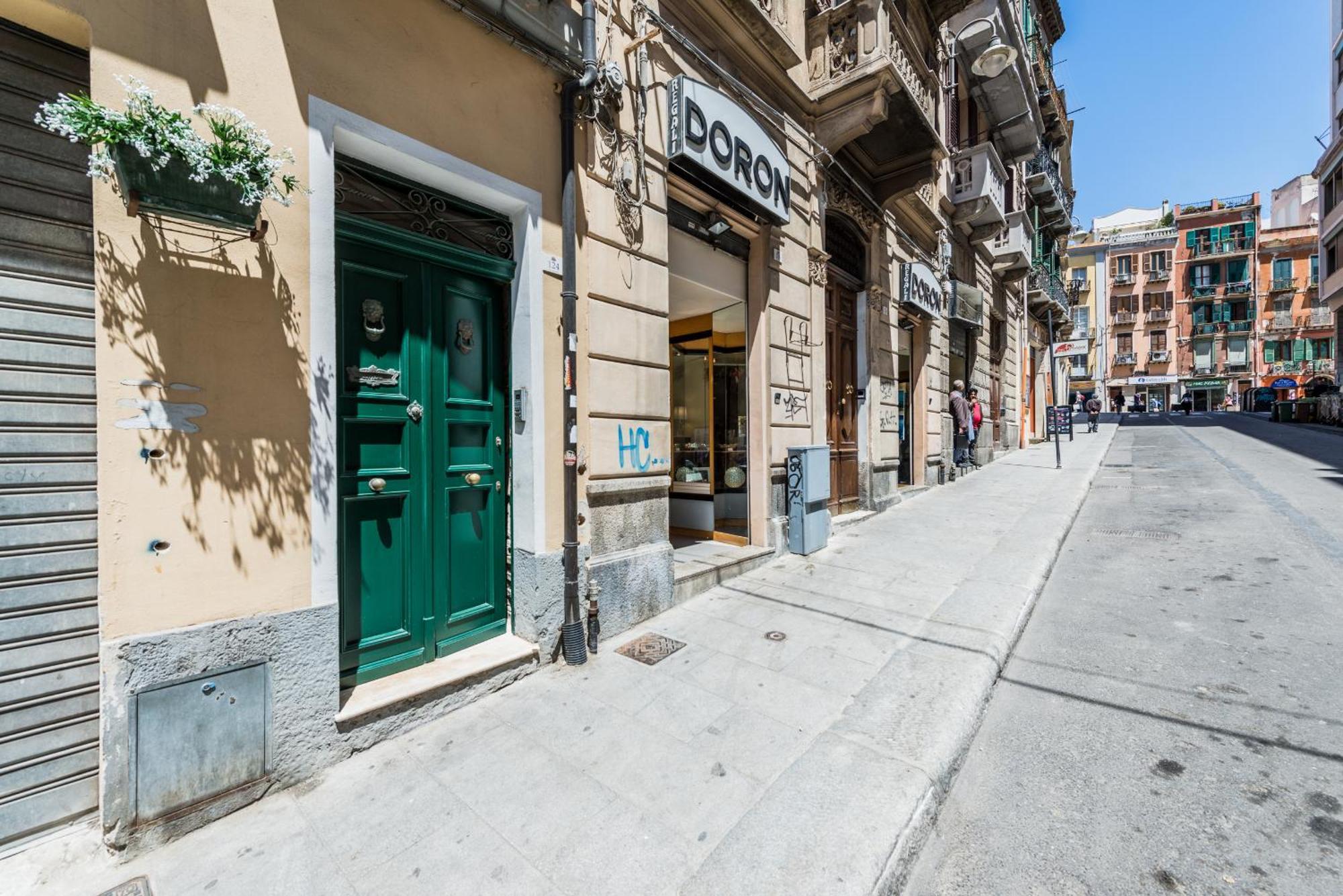 Charming Apartment In The City Center Cagliari Esterno foto